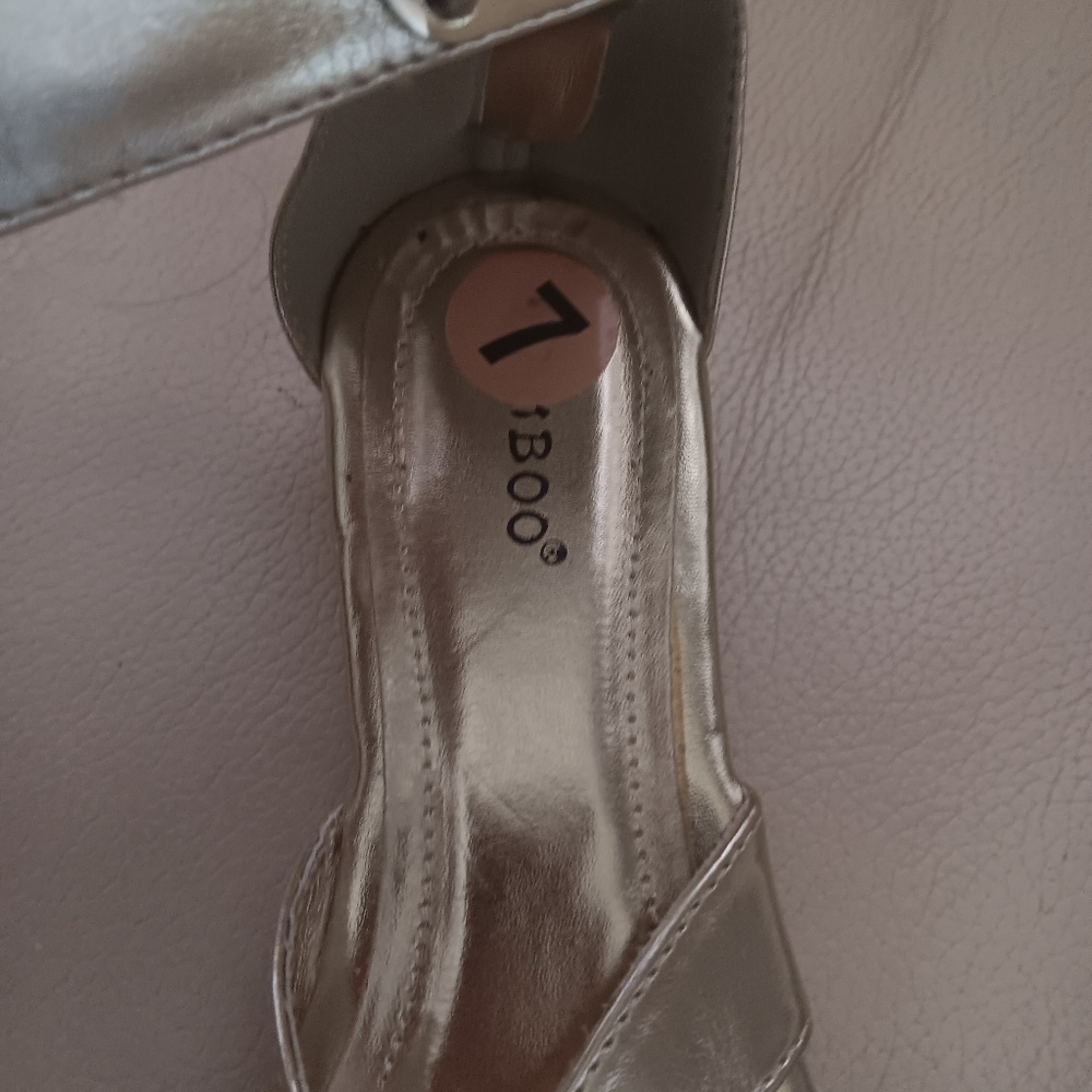 Bamboo Womens Gold LOTTIE Gladiator Sandals Sz 7 - Picture 8 of 12